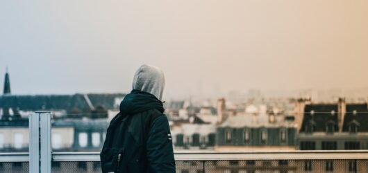 Comment Voyager à Travers le Monde avec un Budget Génération Z (Astuces de Voyage Économiques et Amusantes !)