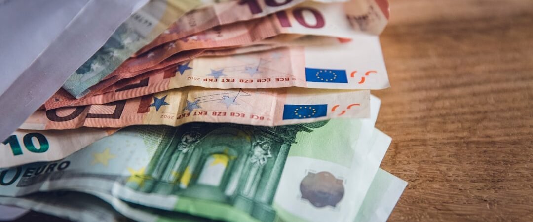 Quand le gestionnaire financier joue avec l’avenir : Une leçon sur les risques du jeu et la gestion budgétaire