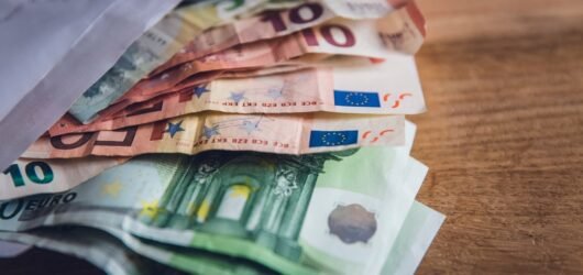 Quand le gestionnaire financier joue avec l’avenir : Une leçon sur les risques du jeu et la gestion budgétaire